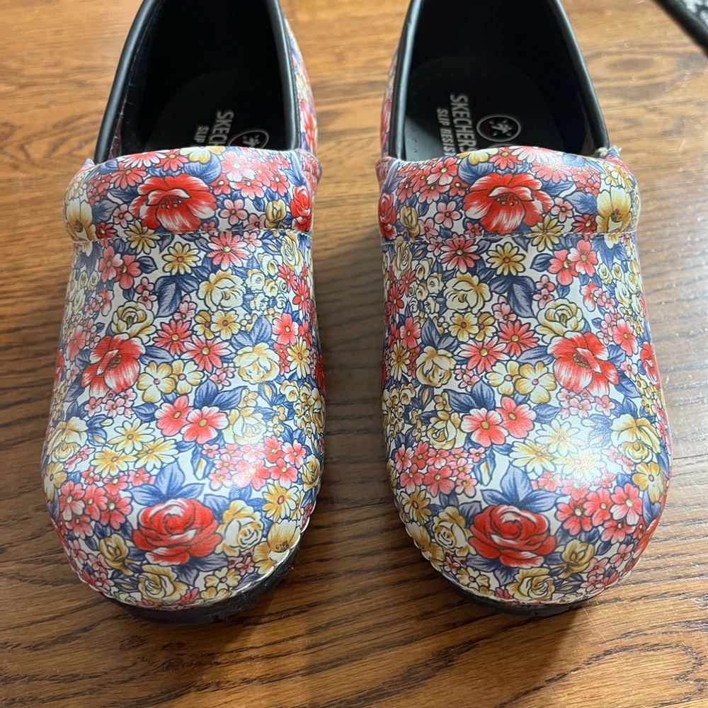 NWOT Skechers Floral Clogs Workwear